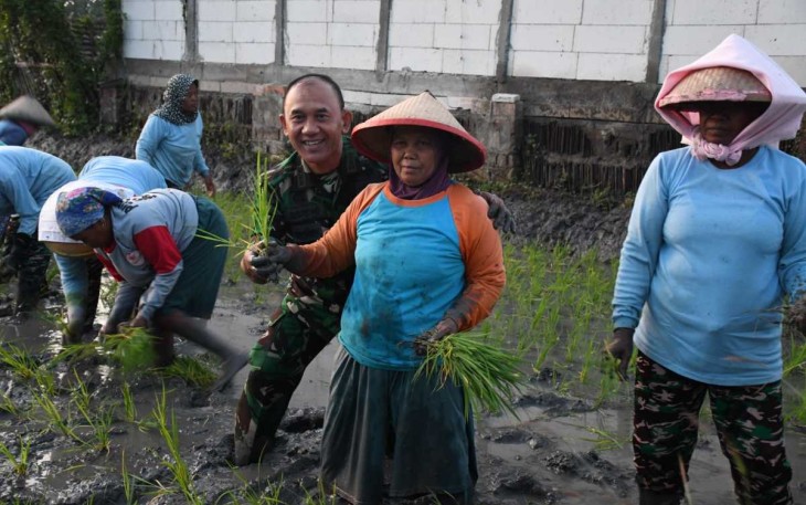 Danrem 081/DSJ Kolonel Inf H. Sugiyono bersama petani saat tanam padi