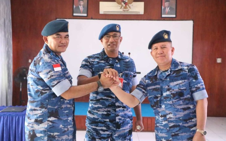 Danlanud SUT Kolonel Nav Sani Salman Nuryadin foto bersama usai sertijab Kadispers 