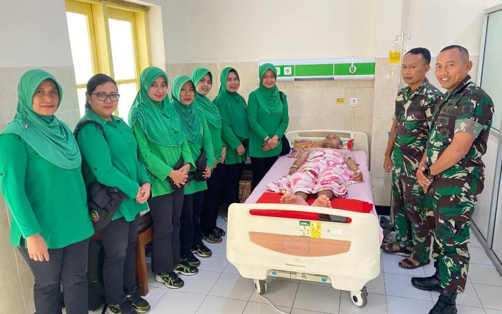 Danmenarmed 2 Kostrad Letkol Arm Siswo Budiarto jenguk anggota keluarga prajuritnya yang dirawat di RS 