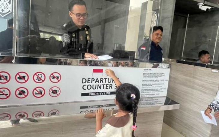 Simulasi cap paspor anak-anak paud Taman Seminari Santo Fransiskus Asisi, Entikong, Kalbar