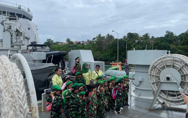 Open ship KRI Teluk Wondama-527 di pelabuhan Tual, Maluku 
