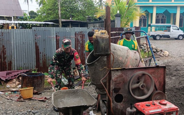 Babinsa Koramil 1710-07/Mapurujaya Bersama Warga Kerja Bakti Bangun Sekolah Taman Kanak-kanak 