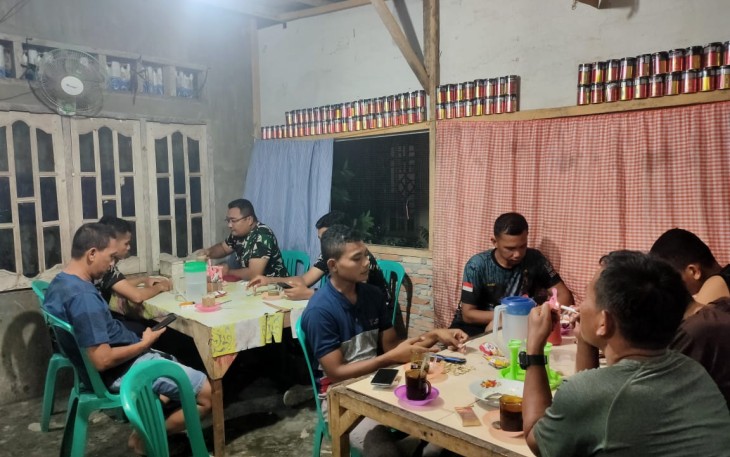 Ngopi cantik di warung warga desa Selat Beting 