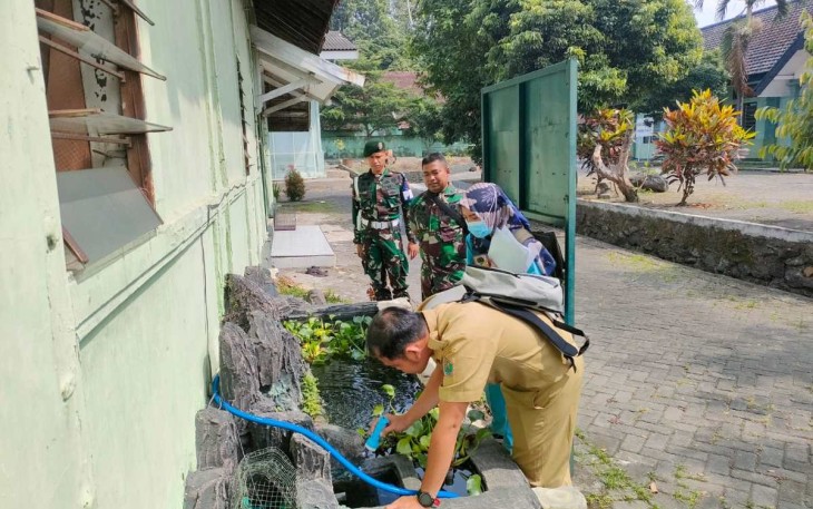 Dansikes Menarmed 2 Kostrad Pelda Eko saat mendampingi pengecekan saluran air oleh Tim Jumantik Puskesmas Kendalkerep Blimbing
