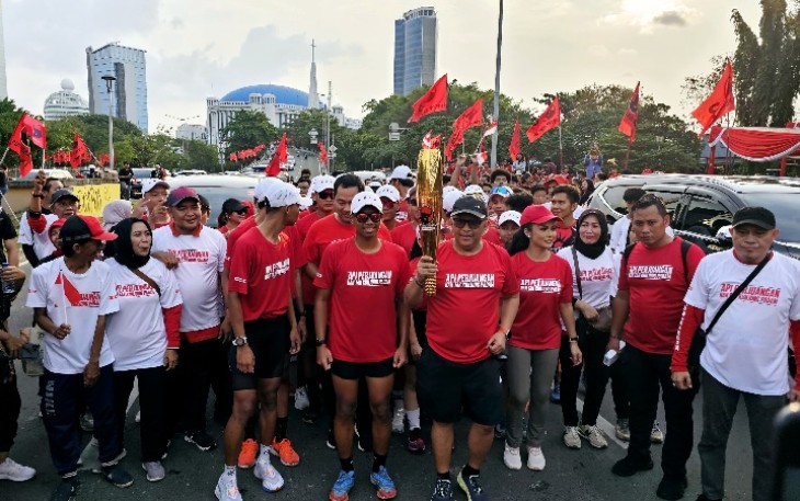 Sekjen PDIP Hasto Kristianto membawa obor api perjuangan menuju arena rakernas PDIP di Ancol, Jakarta 