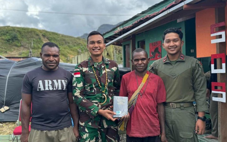 Satgas Yonif 509 Kostrad foto bersama dengan tokoh pemuda