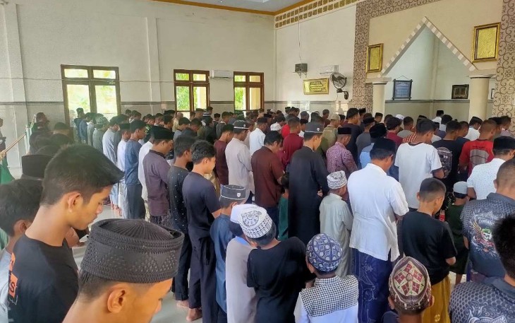Sholat Jumat di Masjid Al Farisi Desa Pammesakang 