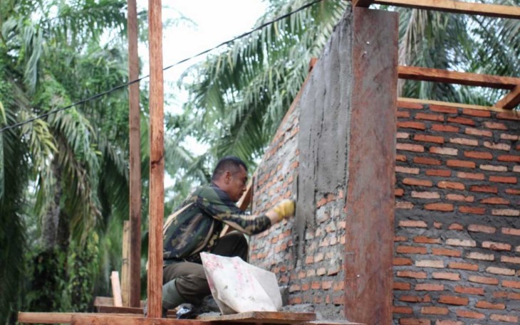 Pengerjaan kamar mandi umum di desa Selat Beting 