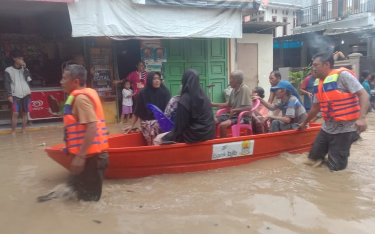 Tim BPBD Kabupaten Cirebon melakukan kaji cepat dan mengevakuasi warga dari banjir yang merendam empat desa di wilayah Kabupaten Cirebon, Jawa Barat, Jumat (24/5)