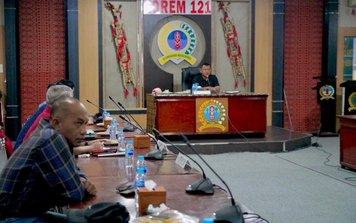 Danrem 121/Abw Brigjen TNI Luqman Arief saat pimpin rapat evaluasi 