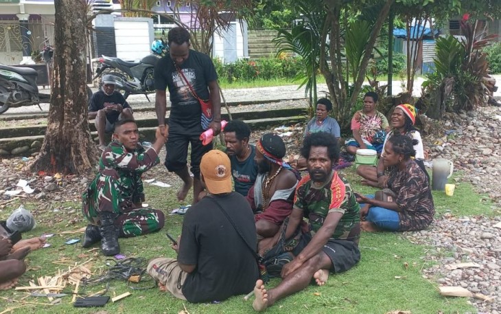 Babinsa Koramil 1710-02/Timika Laksanakan Komsos di Wilayah Binaan Untuk Menjaga Keakraban Dengan Masyarakat 