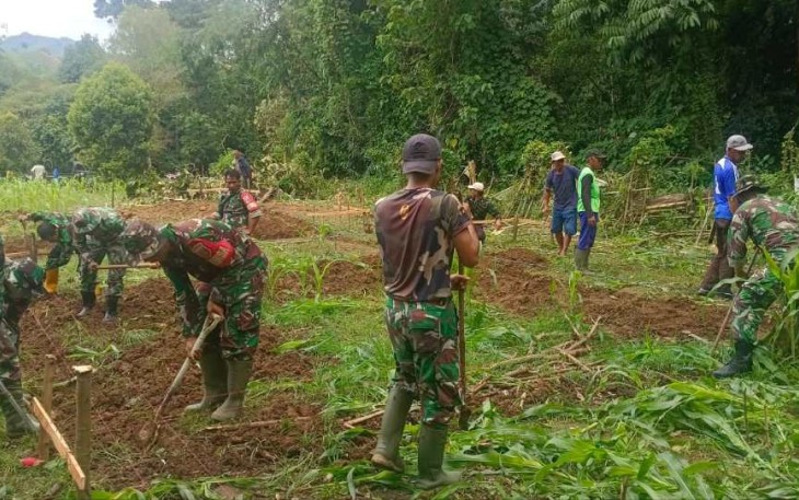 Bangun pondasi rumah korban bencana banjir 