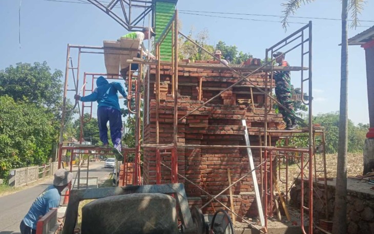 Bangun gapura bersama warga desa binaan 