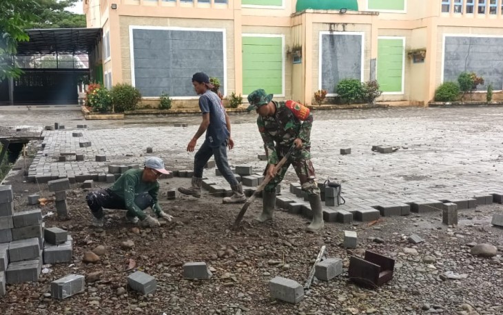 Babinsa Koramil Kuala Kencana Bersama Warga Kerja Bakti Pasang Paving Block Di Halaman Masjid