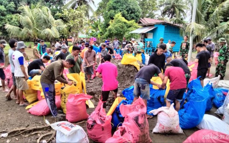 Gotong-royong bangun tanggul abrasi di desa Pammesakang 