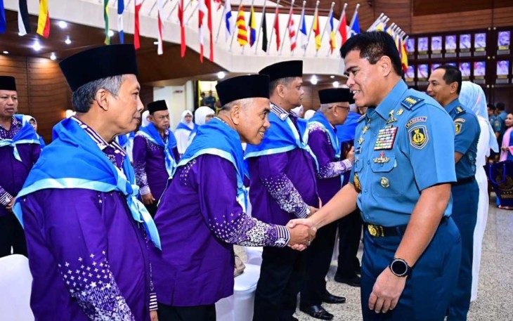 Kasal Laksamana TNI Muhammad Ali saat melepas keberangkatan personelnya melaksanakan ibadah haji di Mabesal Jakarta, Senin (27/5)