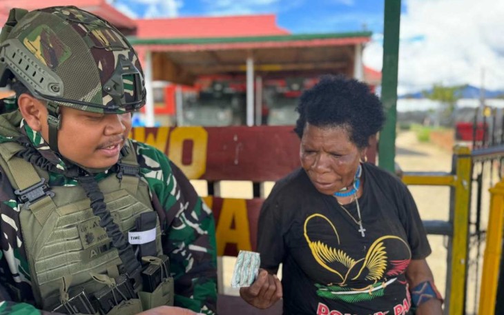 Mama Papua menerima obat dari dokter satgas yonif 509 Kostrad 