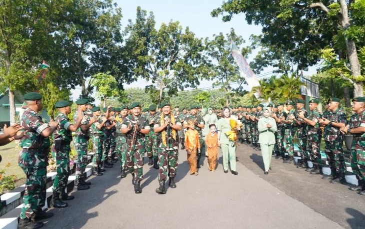 Pangdivif 2 Kostrad Mayjen TNI Anton Yuliantoro saat mengunjungi Yonarmed 12 Kostrad, Selasa (28/5)