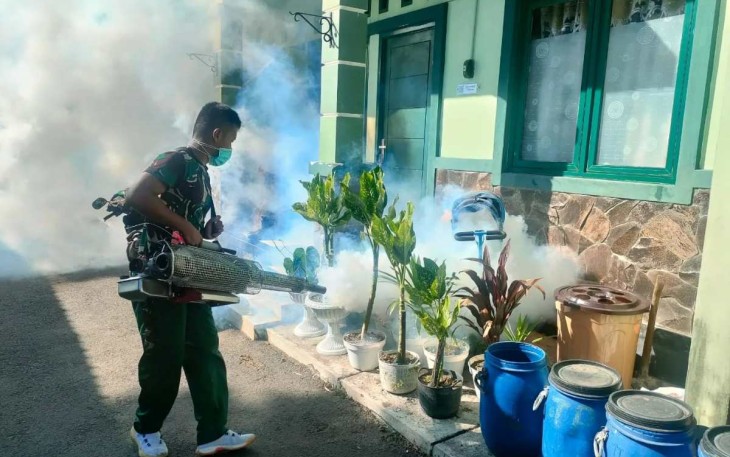 Fogging lingkungan asrama Menarmed 2 Kostrad, Rabu (29/5)