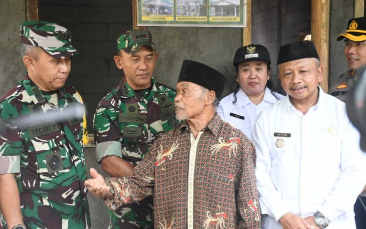 Danrem 081/DSJ Kolonel Inf H. Sugiyono mendampingi tim Wasev TMMD 