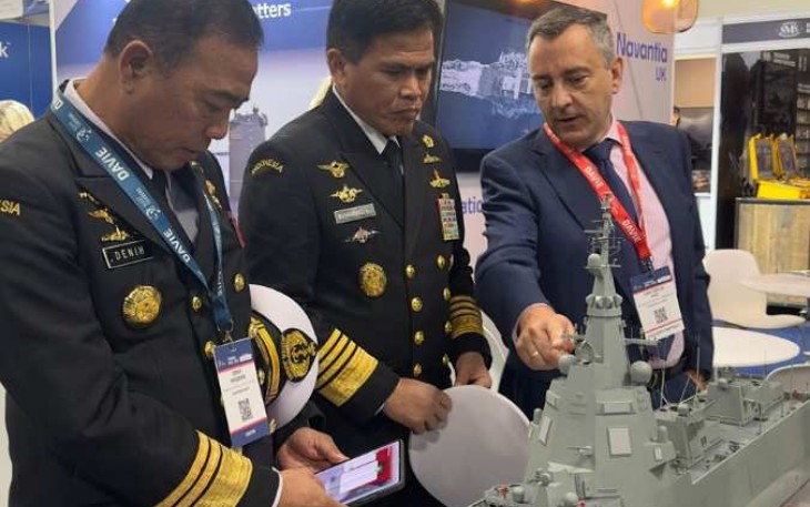 Kasal Laksamana TNI Muhammad Ali saat menerima pemaparan dalam Internasional Combined Naval Event 2024 
