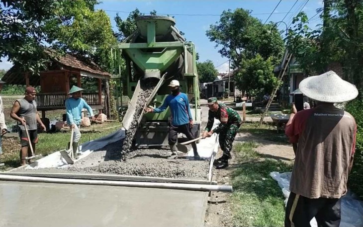 Pengecoran jalan desa wilayah binaan 