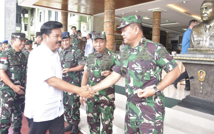 Pangkoarmada III Laksda TNI Hersan menyambut Menko Polhukam Hadi Tjahjanto 