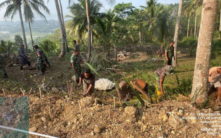 Pembuatan Lapangan Bola Voly Wilayah Desa Binaan 