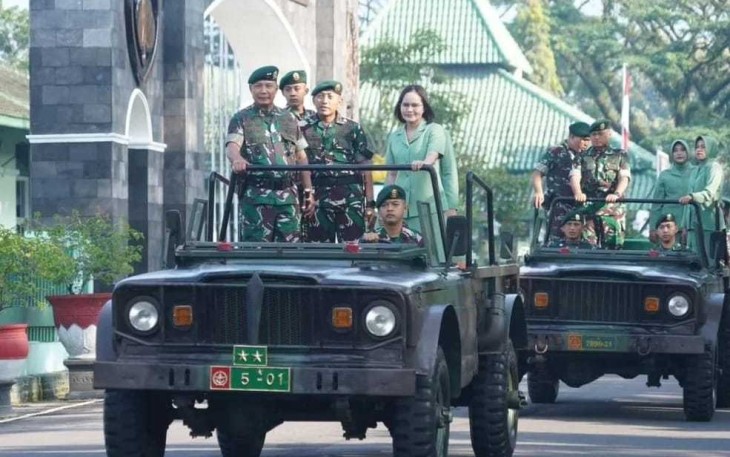 Danmenarmed 2 Kostrad Letkol Arm Siswo Budiarto mendampingi Pangdivif 2 Kostrad tinjau Yonarmed 11 Kostrad, Jum'at (31/5)