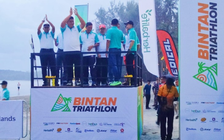 Bupati Bintan dan FKPD Lepas Start Bintan Triathlon 2024 
