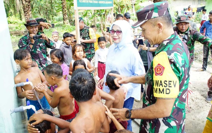 Ketua Tim Wasev TMMD ke-120 Kodim 0209/LB Kolonel Inf Parluhutan Marpaung saat melihat kegembiraan anak-anak desa Selat Beting dengan air bersih sumur bor program unggulan Kasad. Jum'at (31/5)
