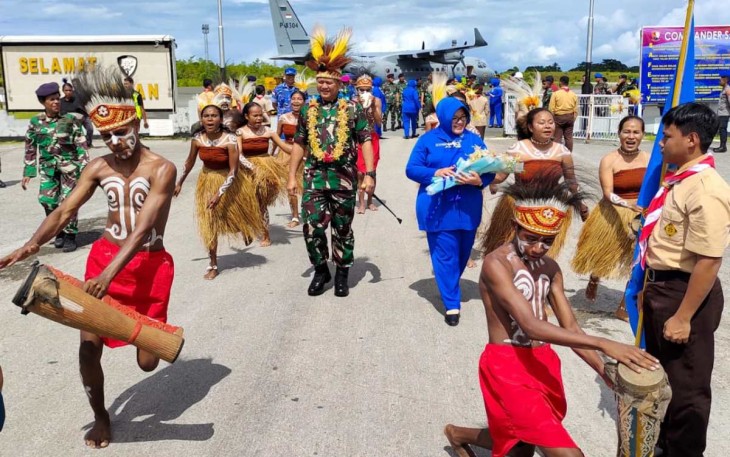 Pangkoarmada III Laksda TNI Hersan disambut tarian adat dalam kunjungannya di Lanal Biak