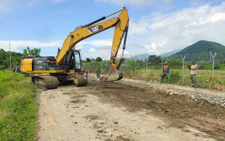 Alat berat lakukan perapihan meterial jalan