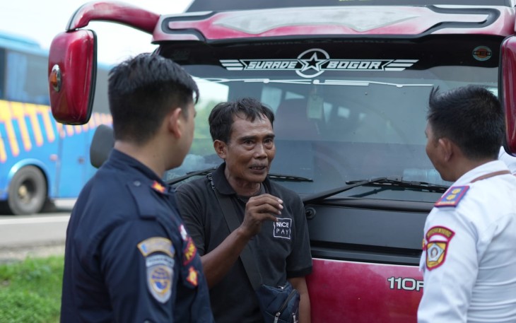 Pengecekan bus pariwisata 