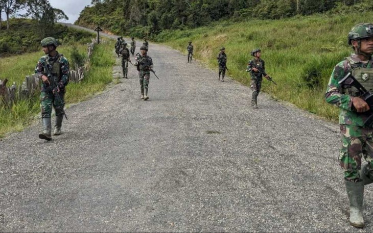 Patroli wilayah Satgas Yonif 509 Kostrad 