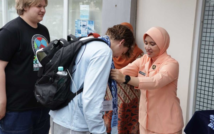 Ketua Yasarini Pengurus Cabang Lanud Husein Sastranegara Ny Annisa Alfian saat menyambut delegasi Fort Worth di SMA Angkasa, Selasa (4/6)