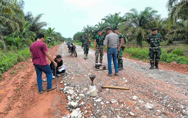 Pengecekan ketebalan timbunan tanah TMMD Kodim 0209/LB