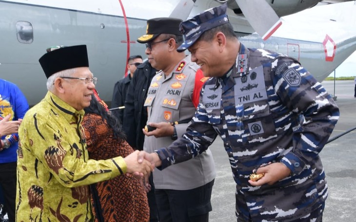 Pangkoarmada III Laksda TNI Hersan saat menyambut kedatangan Wapres KH Ma'ruf Amin 
