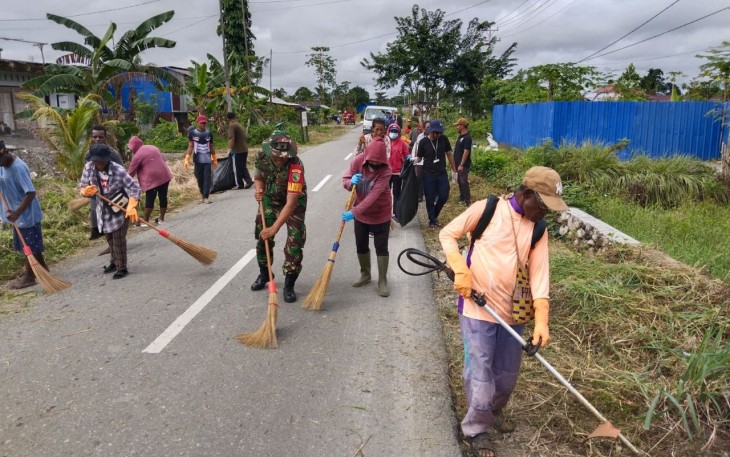 Babinsa Koramil 1710-02/Timika Bersama Masyarakat Bersihkan Jalan Untuk Jaga Kebersihan Lingkungan 