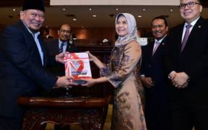 Ketua BPK RI Isma Yatun saat menyerahkan ikhtisar IHPS kepada Ketua DPD RI di Jakarta 