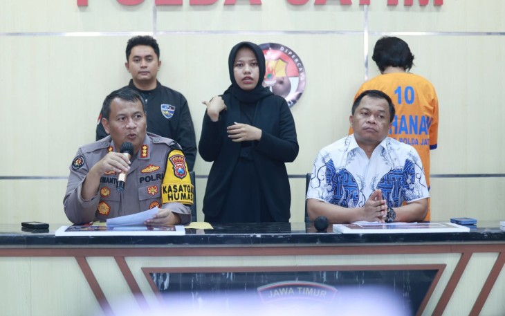 Kabid Humas Polda Jatim Kombes Dirmanto saat memberikan keterangan pers 