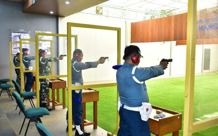 Prajurit Pomal Kolinlamil latihan menembak pistol, Kamis (6/6)