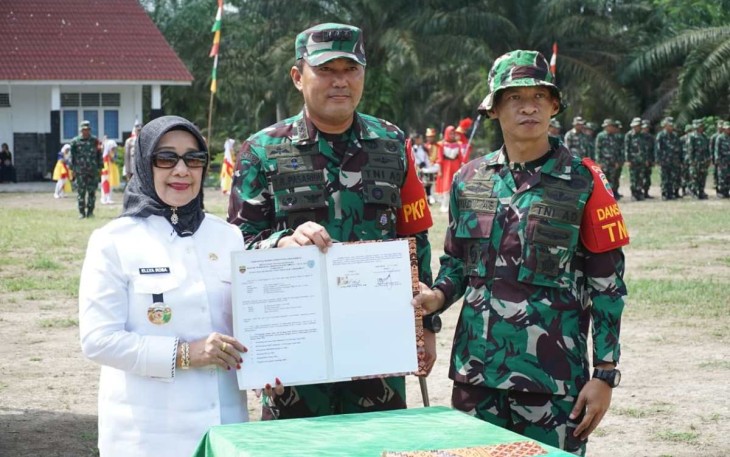 Danrem 022/PT Kolonel Inf Tagor Rio Pasaribu bersama PLT Bupati Labuhanbatu Hj Ellya Rosa Siregar dan Dandim 0209/LB saat penutupan TMMD ke-120, Jum'at (7/6)