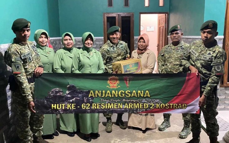 Danmenarmed 2 Kostrad Letkol Arm Siswo Budiarto menyerahkan bingkisan, Jum'at (7/6)