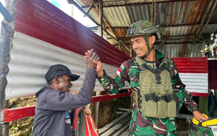 Senyum bahagia warga mendapatkan pelayanan kesehatan Satgas Yonif 509 Kostrad 