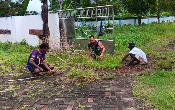 Sertu Tangkas Ajak Warga Kerja Bakti Bersihkan Taman di Pinggir Jalan Poros 