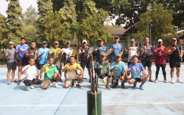 Olahraga tenis lapangan bersama prajurit jajaran Kostrad Kota Malang