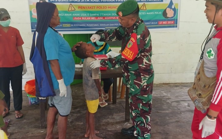 Babinsa Koramil Agimuga saat Dampingi Pelayanan Pekan Imunisasi Nasional (PIN) Polio di Desa Binaan