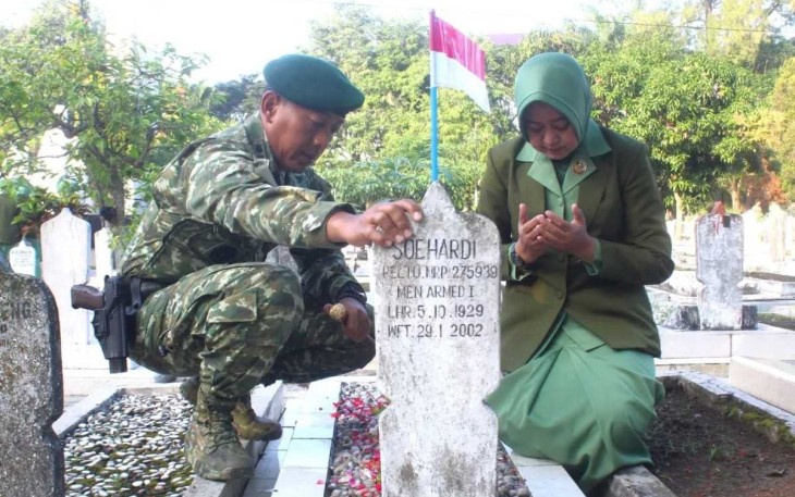 Danmenarmed 2 Kostrad Letkol Arm Siswo Budiarto beserta Ketua Persit KCK Cab XXIII Menarmed 2 Divif 2 PG Kostrad, Ny Ani Siswo Budiarto di TMP Untung Suropati Kota Malang, Senin (10/6)
