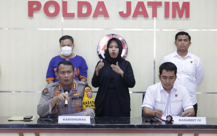 Kabid Humas Polda Jatim Kombes Dirmanto saat memberikan keterangan pers 